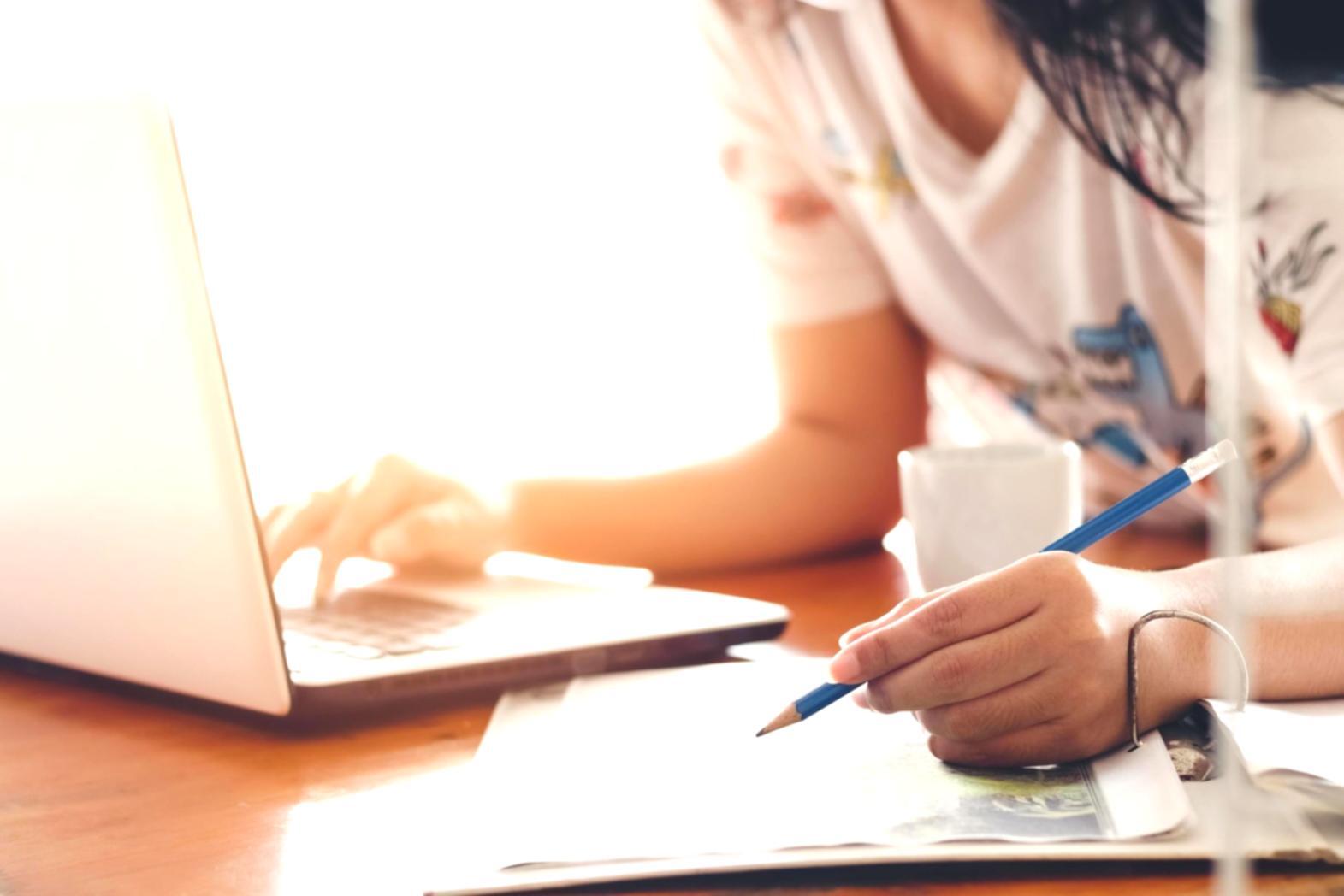 Entwicklerteam bei der gemeinsamen Projektarbeit