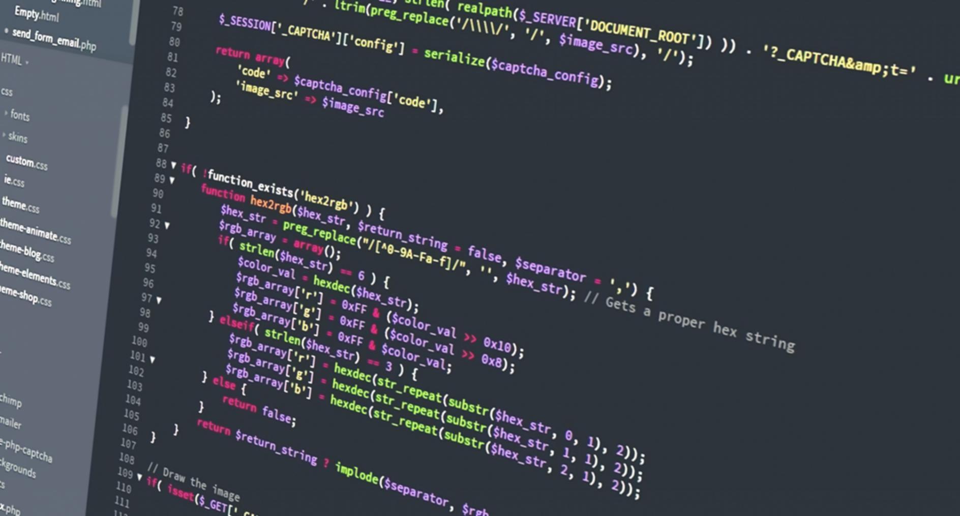 Entwickler arbeitet an modernem Computer mit mehreren Bildschirmen