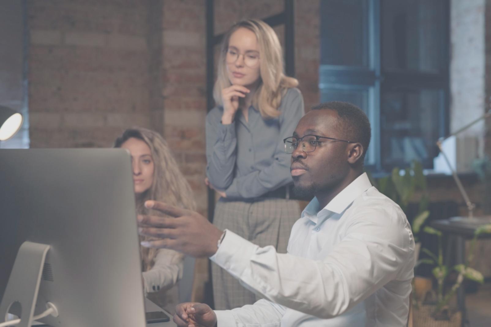 Entwickler arbeitet fokussiert an einem responsiven Website-Design